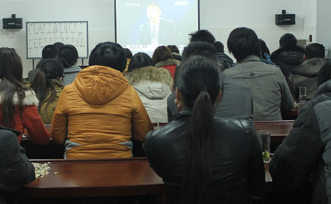 安邦全体员工学习百家讲坛金正昆的视频讲解“商务礼仪”