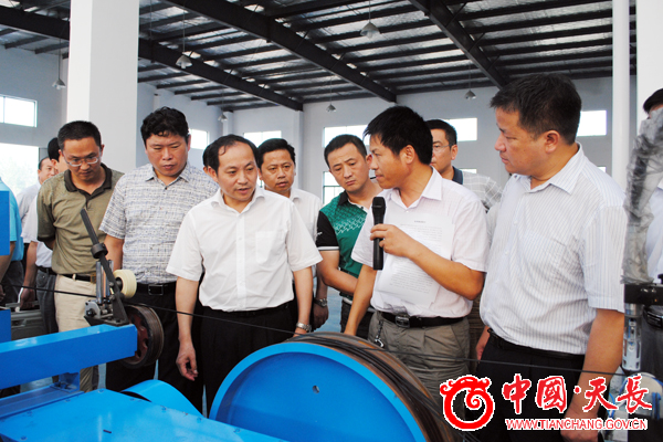 市領(lǐng)導一行參觀安邦集團的生產(chǎn)車間