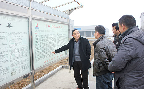 吴书记观看安邦企业文化栏