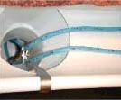 间距器悬吊于排水沟内