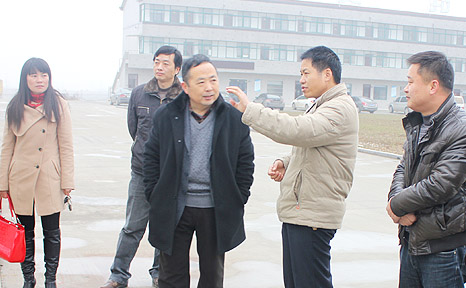 安邦集团董事长李贻连详细介绍厂区绿化建设